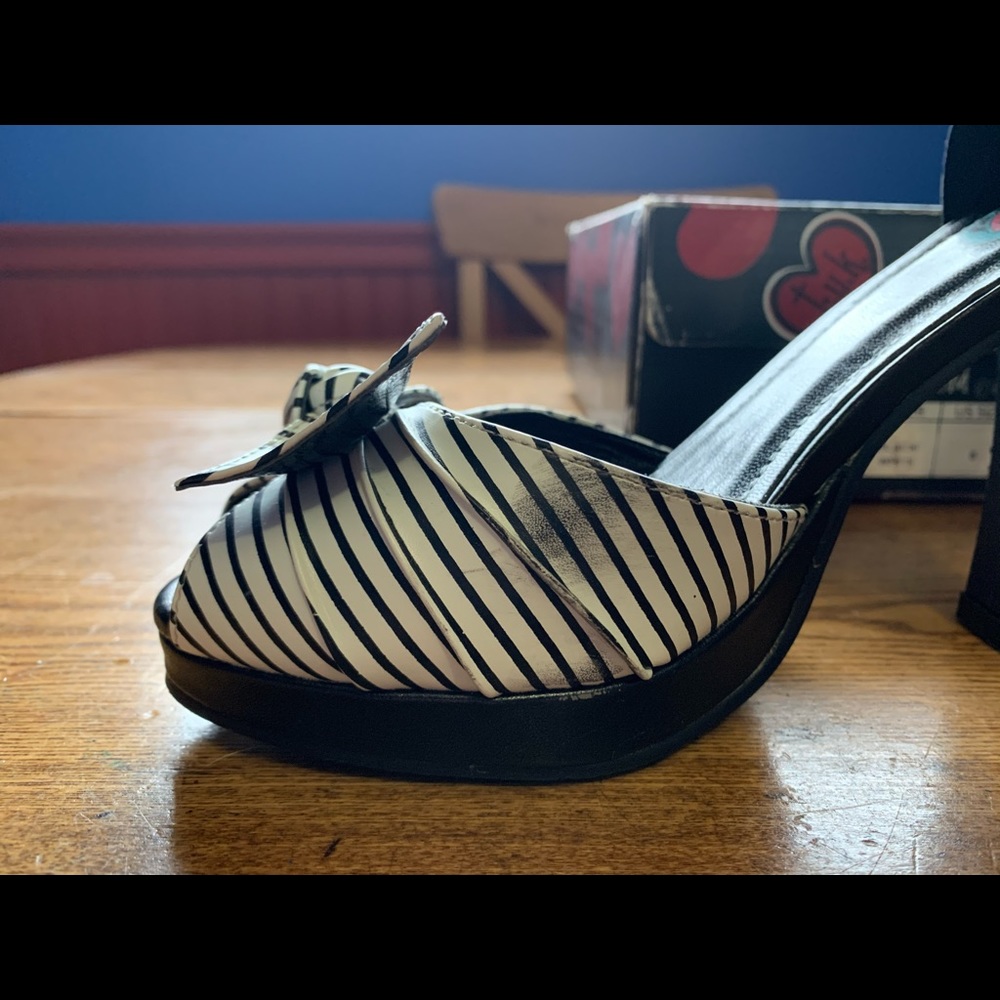 T.U.K. Blk/Wht Stripe Knot Heel - Picture 5 of 8